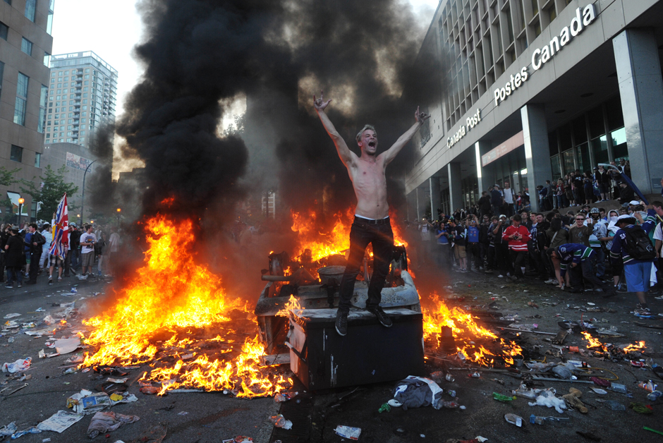 vancouver-riot-2011-guy-extatic2.jpg