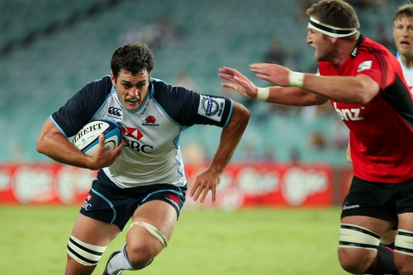 Dave Dennis is tackled by Kieran Read