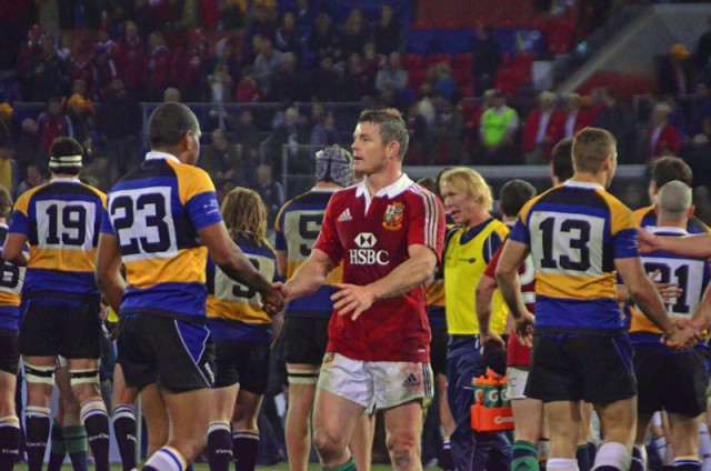 Dale Ahwang presents Brian O'Driscoll a Green and Gold Gong