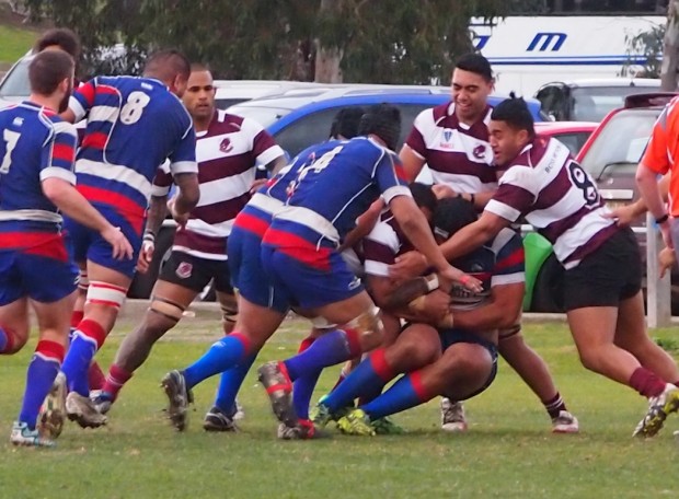 Footscray's forwards putting pressure - photo @22metri