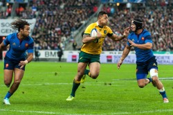 Australian fullback, Israel Folau running at the French line.