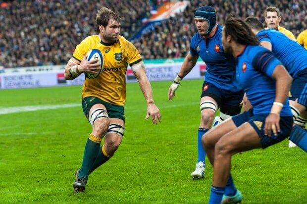 Ben McCalman advances teh Wallabies towards teh French line.