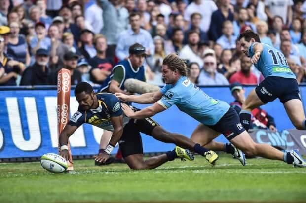 Michael Hooper tackles Henry Speight