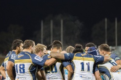 Brumbies huddle Brumbies v Bulls 2015