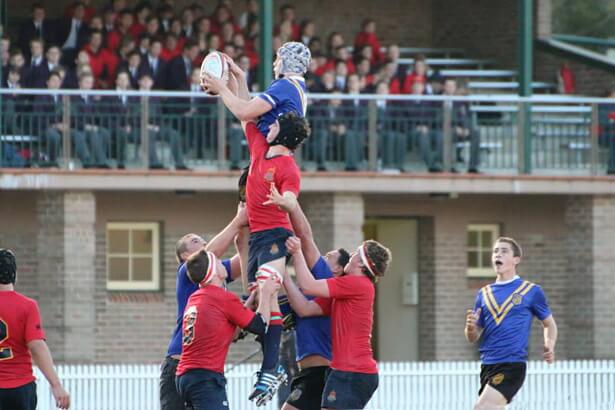 Barker crowd watches lineout