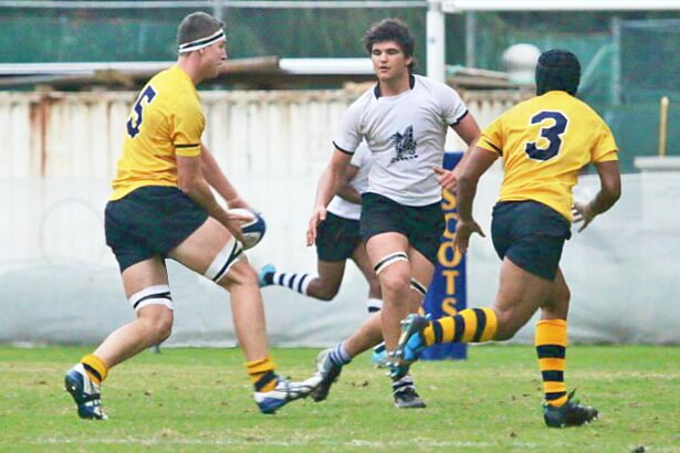 Ryan McCauley passing to Forest Koroka in front of Tom Pirrodi