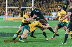 The Pooper, Wallabies, Michael Hooper and David Pocock combine to tackle All Blacks' lock, Brodie Retallick.