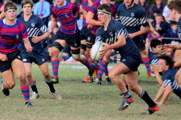 Jake Hedge runs with ball in two hands