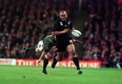 All Black Jonah Lomu slips a South African tackle