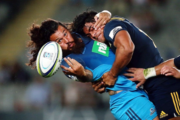 Rene Ranger offloads in tackle of Malakai Fekitoa