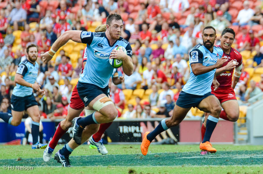 Jed Holloway makes a break leading to Isarael Folau's first try