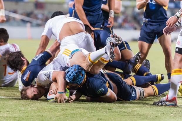 Brumbies vs Chiefs: Scott Fardy pushes over for a Brumbies' try.