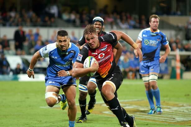 Hanro Liebenberg about to score first try chased by Ammon Matuauto