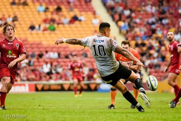 Tusi Pisi clears the ball