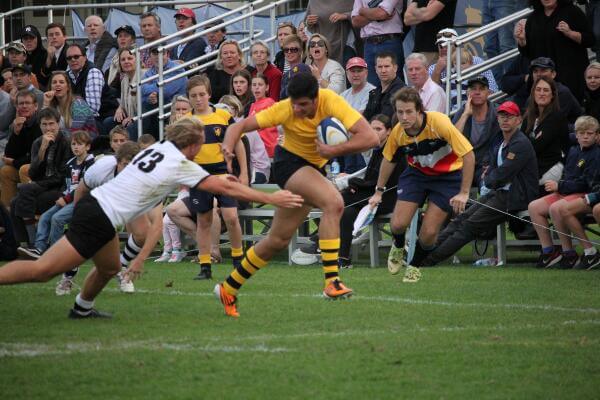 Tom Yassmin - barnstorming down the sideline Round 3