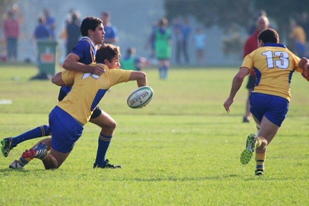 Aloys' flyhalf Matthew Dayton offloads to Peter Slaven 