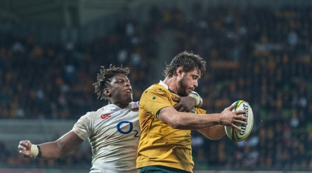 Maro Itoje grapples with Sam Carter