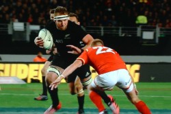 Kieran Read about to scored key try