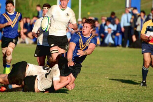 Waverley's Finn Wright throws the final pass for a try