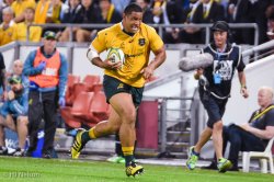 Scott Sio can't believe his luck as he sets of for the tryline. Neither can the referee Nigel Owens