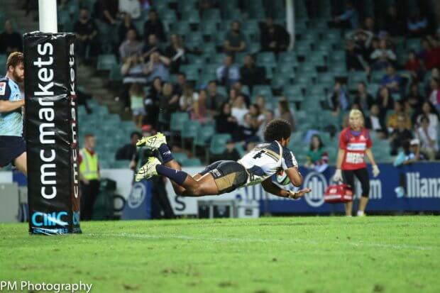 Henry Speight dives over for his second try.