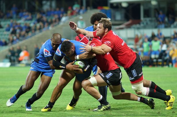 Andries Ferreira reaches over to scrag Pek Cowan