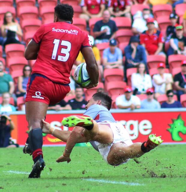 Samu Kerevi breaks a tackle by Kings Player