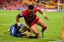 Duncan Paia'aua scores the first try of the match, despite Michael Ruru's dive