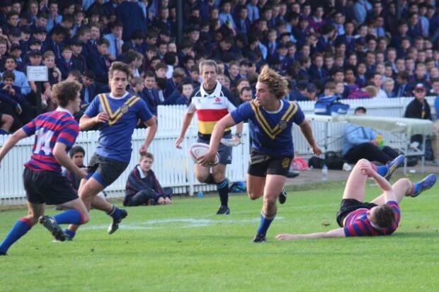 Brooklyn Hardaker backhands a pass