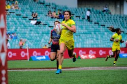 Sydney 7s 2018 Charlotte Caslick runs Australian Women