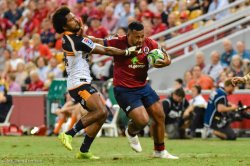 Taniela Tupou fends off Henry Speight