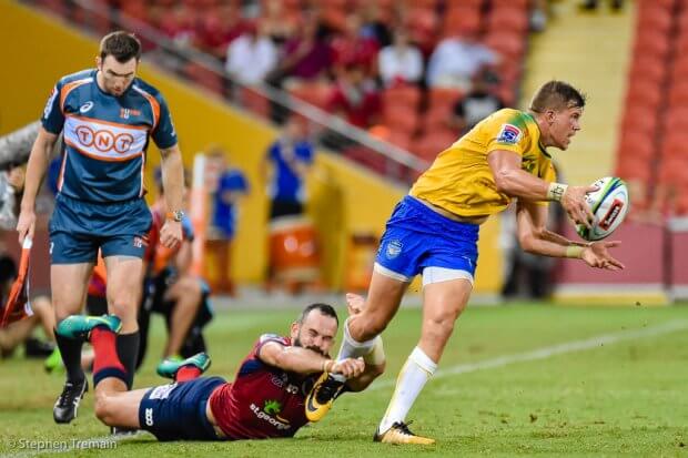 Bulls player gets the pass away, as Jono Lance holds on to a shoelace