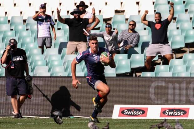 Tom English heads to the try line.