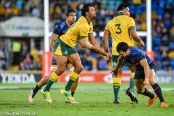 Kurtley Beale passes