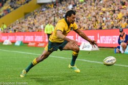 Kurtley Beale  chases a loose pass