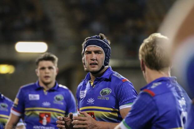 Rob Simmons awaits the lineout throw.