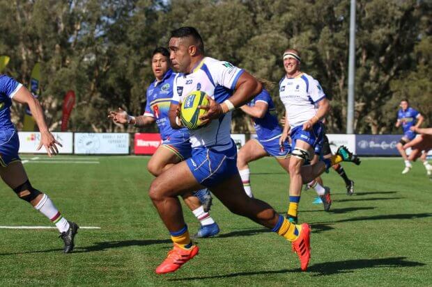 Tautalatasi Tasi running the sideline.