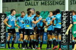 Waratahs gather under posts v Rebels 2019 (Credit Keith McInnes)