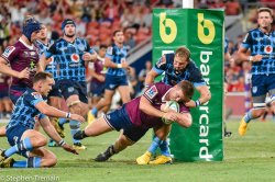 Harry Hoopert scores a try